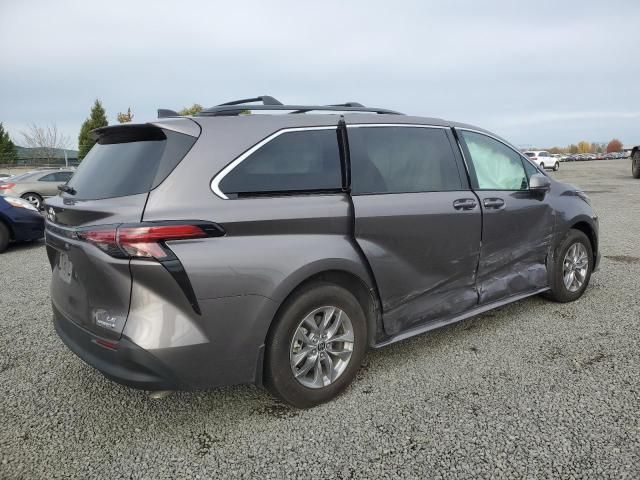 2022 Toyota Sienna LE