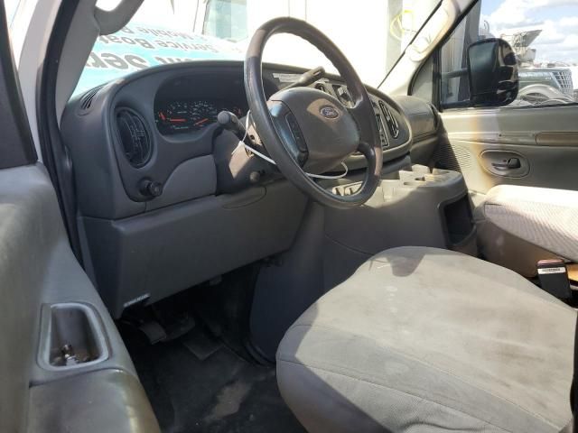 2004 Ford Econoline E350 Super Duty Cutaway Van