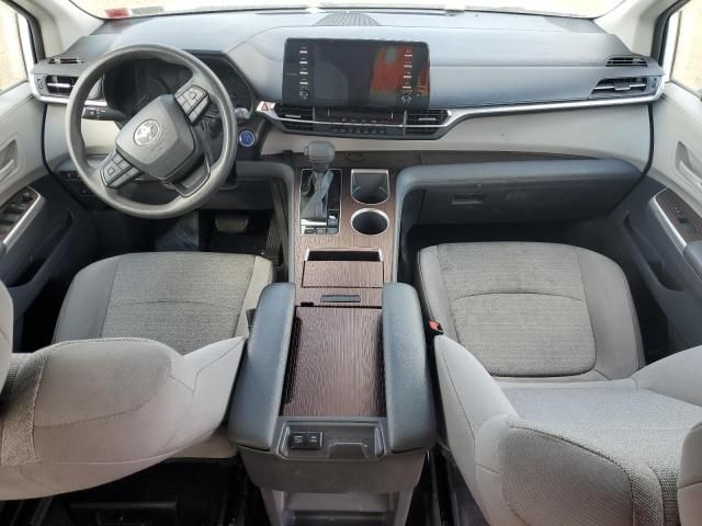 2022 Toyota Sienna LE