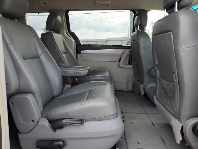 2014 Volkswagen Routan SE