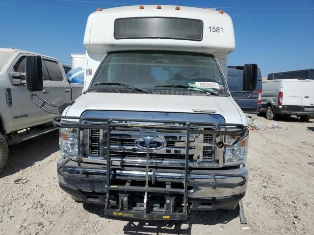 2016 Ford Econoline E450 Super Duty Cutaway Van