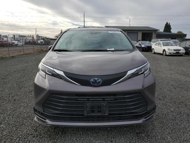 2022 Toyota Sienna LE