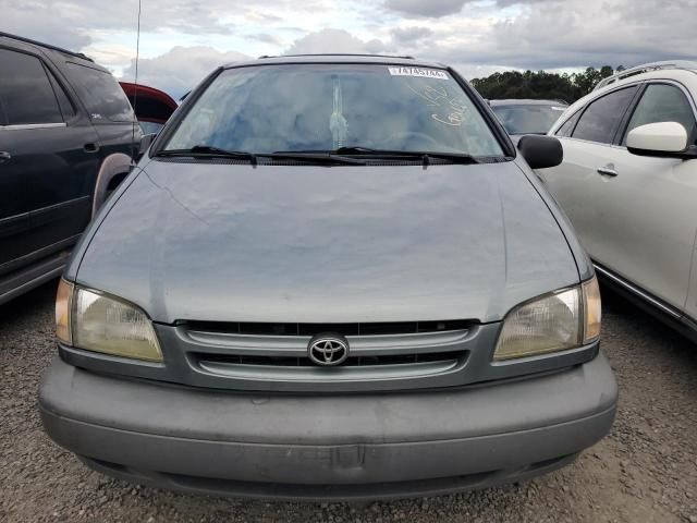 2000 Toyota Sienna LE