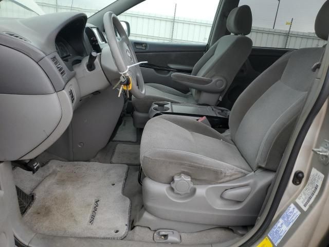 2004 Toyota Sienna LE