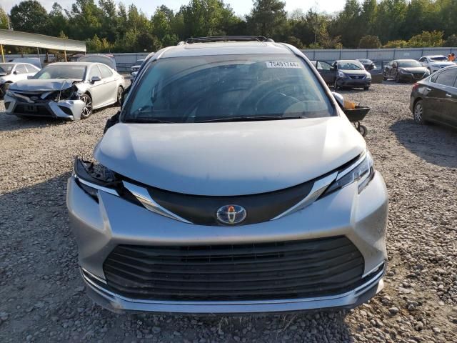 2022 Toyota Sienna XLE