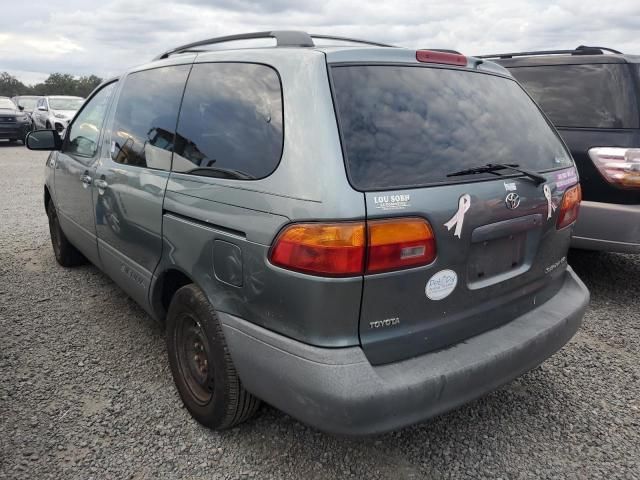 2000 Toyota Sienna LE