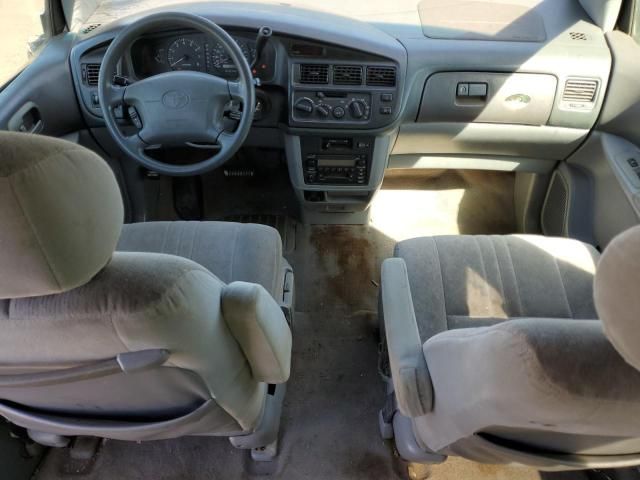 2000 Toyota Sienna LE