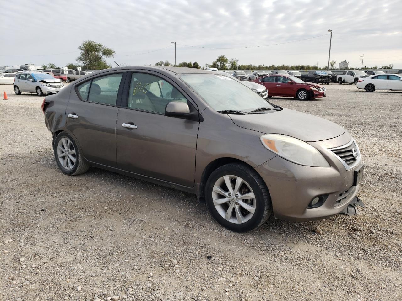 2014 Niss Versa s