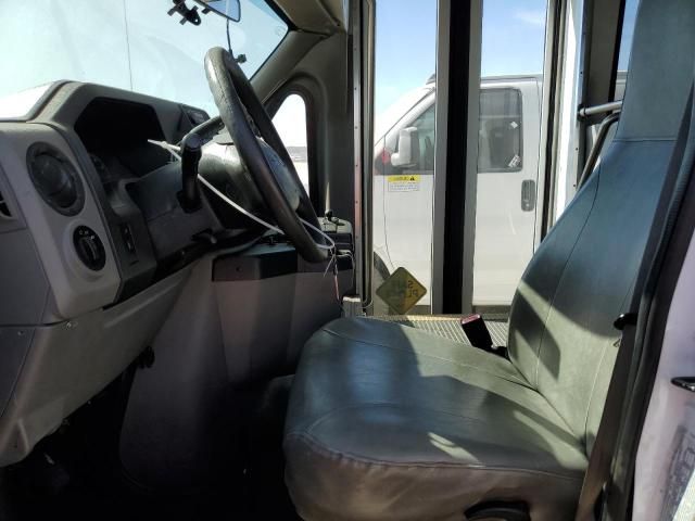 2016 Ford Econoline E450 Super Duty Cutaway Van