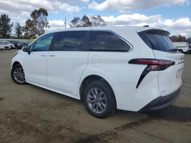 2022 Toyota Sienna LE