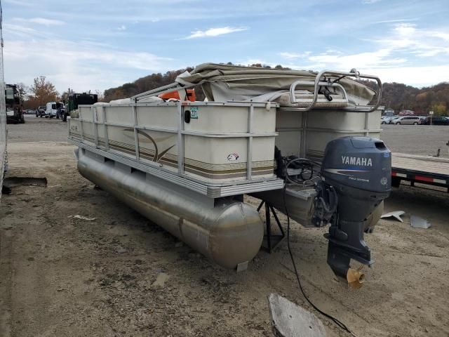 2002 Crestliner Boat