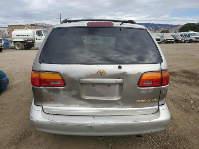 1999 Toyota Sienna LE