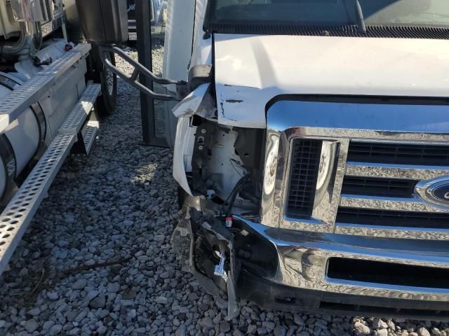 2014 Ford Econoline E350 Super Duty Cutaway Van