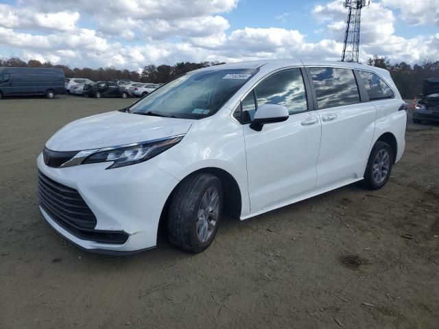 2022 Toyota Sienna LE