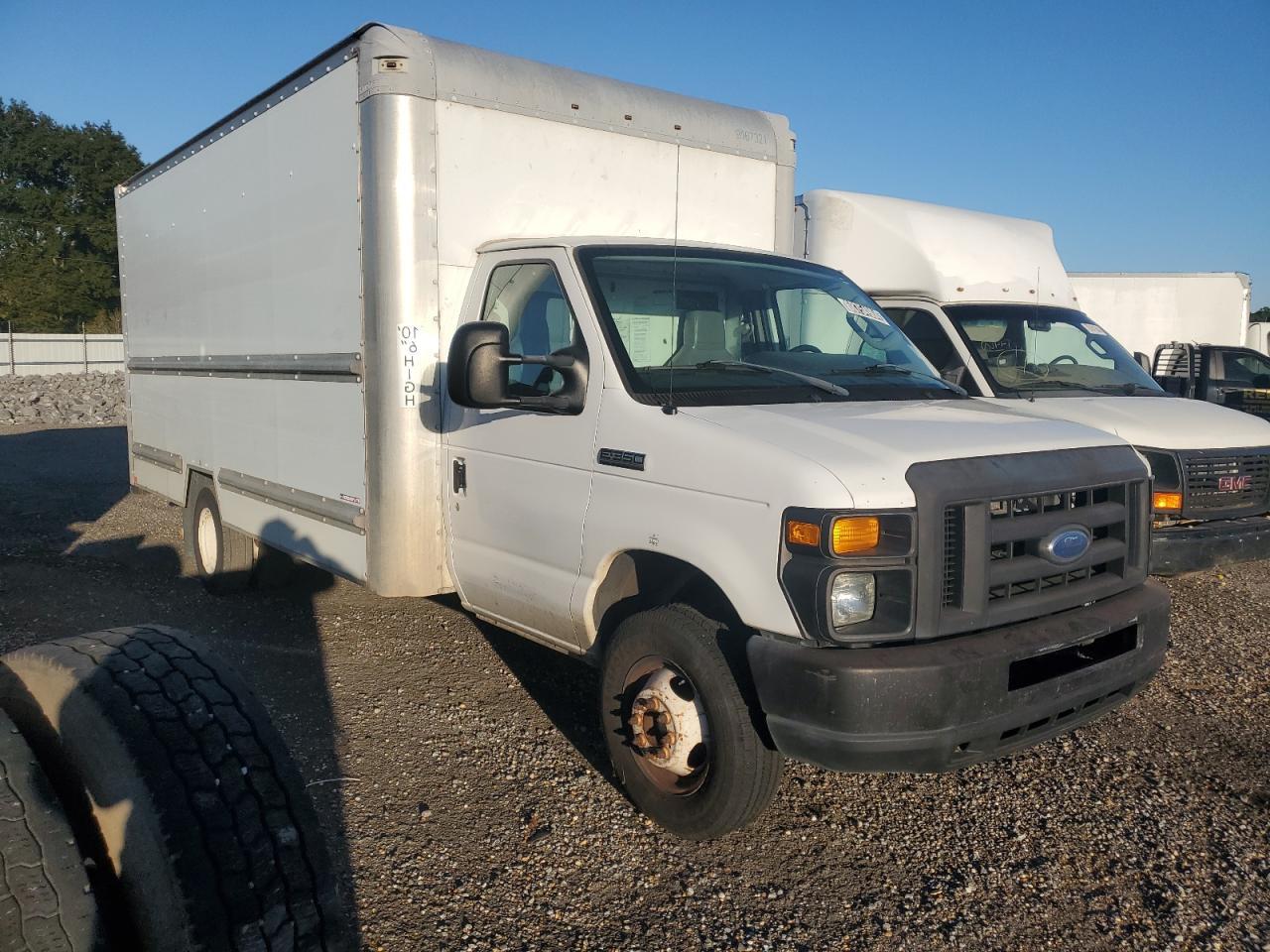 2014 Ford Econoline E350 Super Duty Cutaway Van