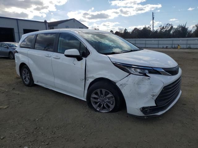 2022 Toyota Sienna LE