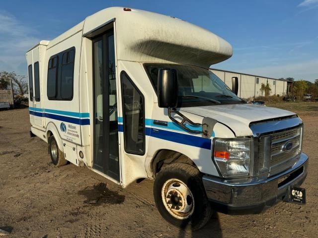 2012 Ford Econoline E350 Super Duty Cutaway Van