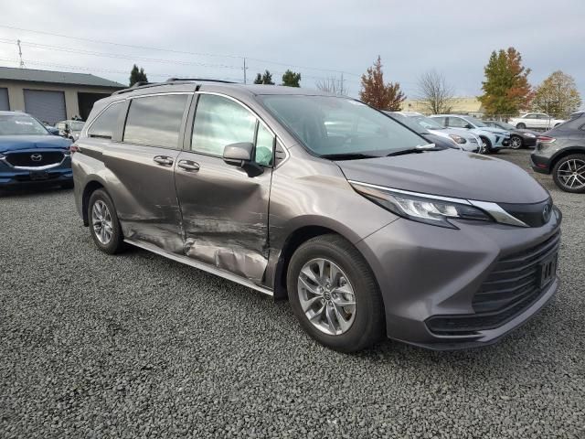 2022 Toyota Sienna LE