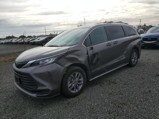 2022 Toyota Sienna LE