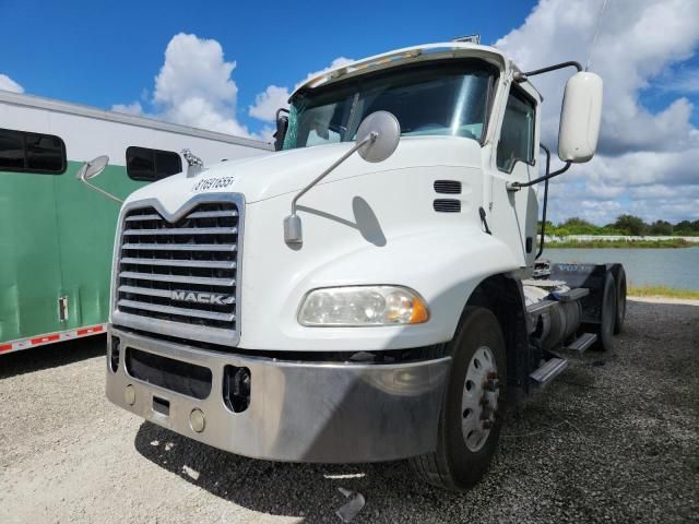 2016 Mack CXU613 Semi Truck