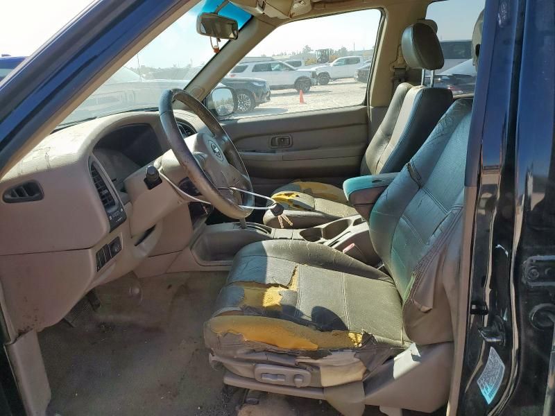 2004 Nissan Pathfinder LE