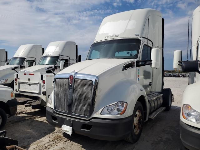 2017 Kenworth T680 Semi Truck