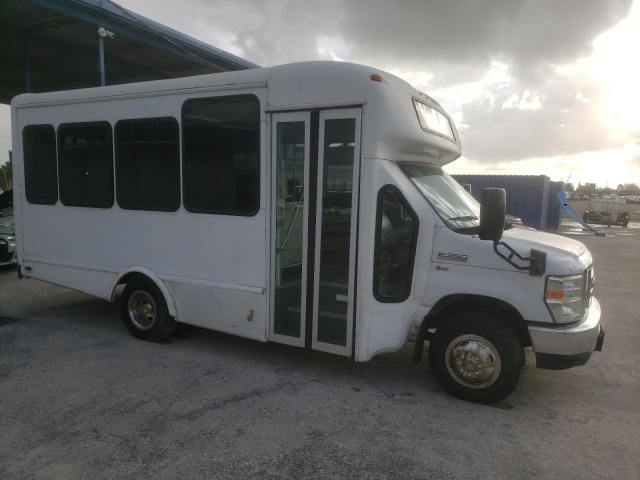2013 Ford Econoline E350 Super Duty Cutaway Van