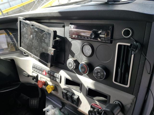 2019 Freightliner Cascadia 126 Semi Truck