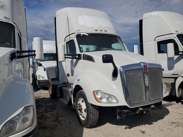 2017 Kenworth T680 Semi Truck