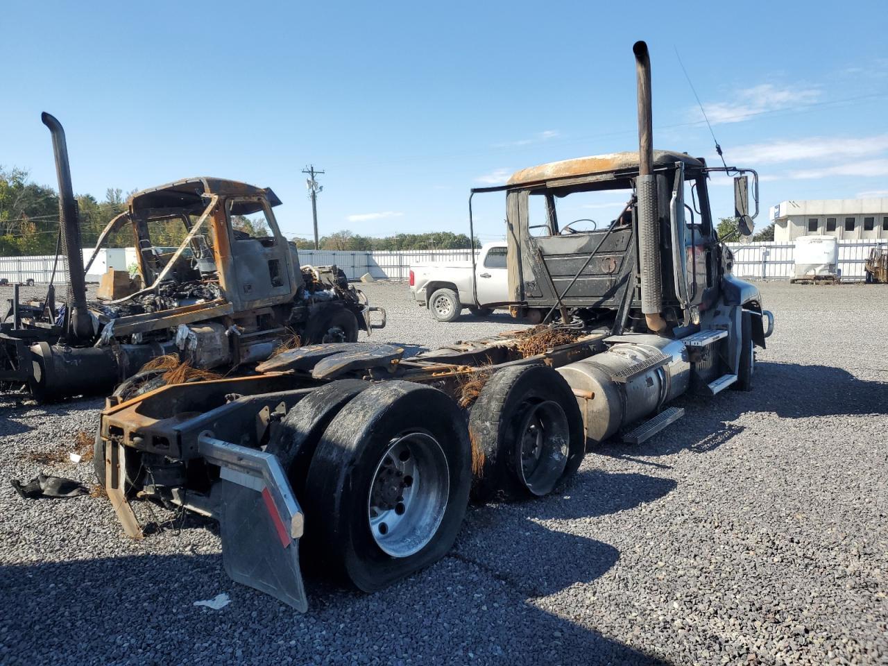 2015 Mack CXU613 Semi Truck