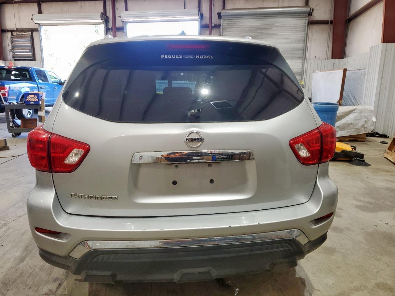 2017 Nissan Pathfinder s