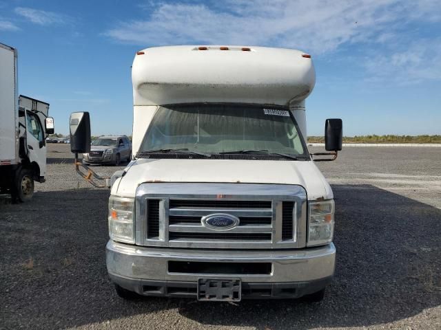 2009 Ford Econoline E450 Super Duty Cutaway Van