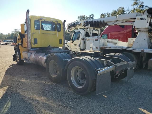 2014 Peterbilt 579 Semi Truck