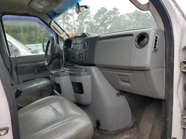2013 Ford Econoline E350 Super Duty Cutaway Van