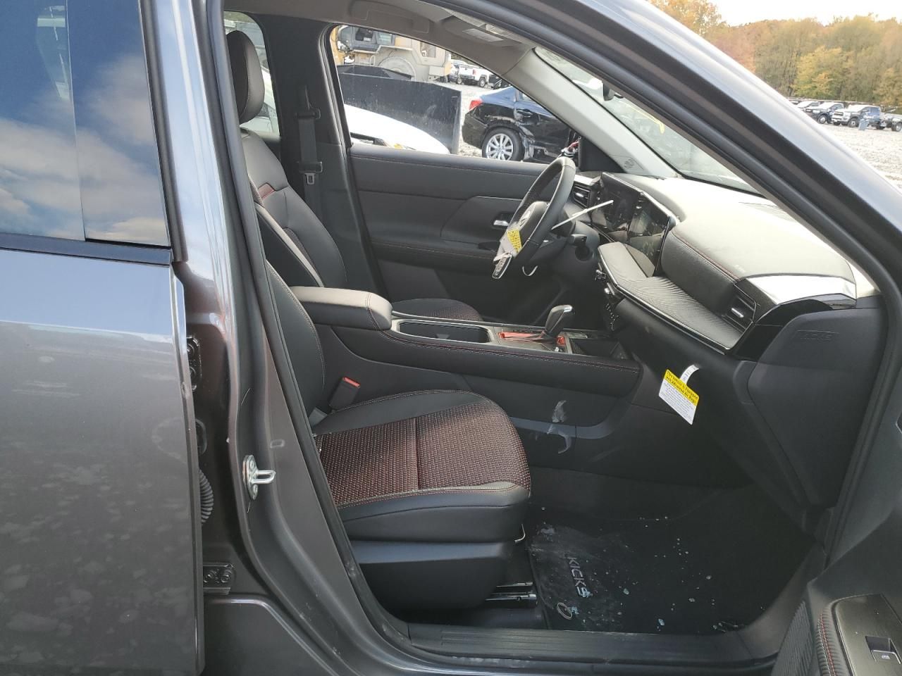 2025 Nissan Kicks sr