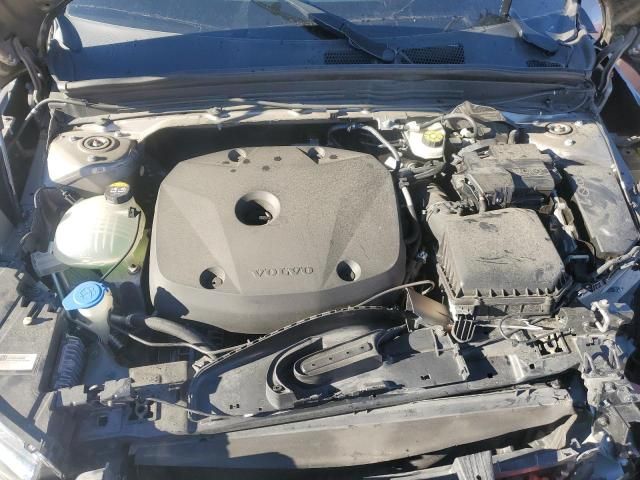 2022 Volvo Xc40 T5 R-design