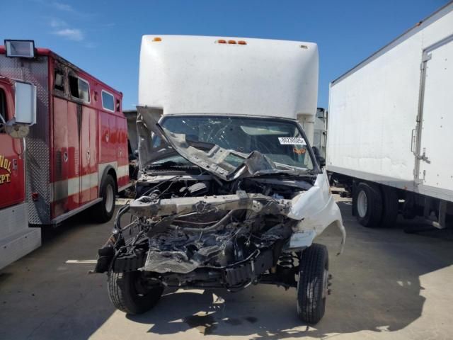 2013 Ford Econoline E450 Super Duty Cutaway Van