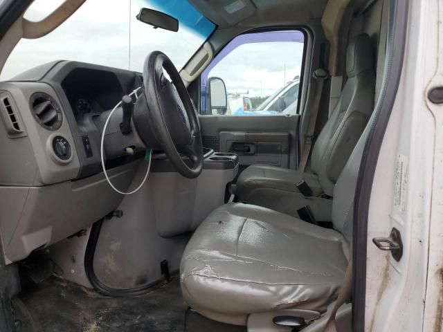 2013 Ford Econoline E350 Super Duty Cutaway Van