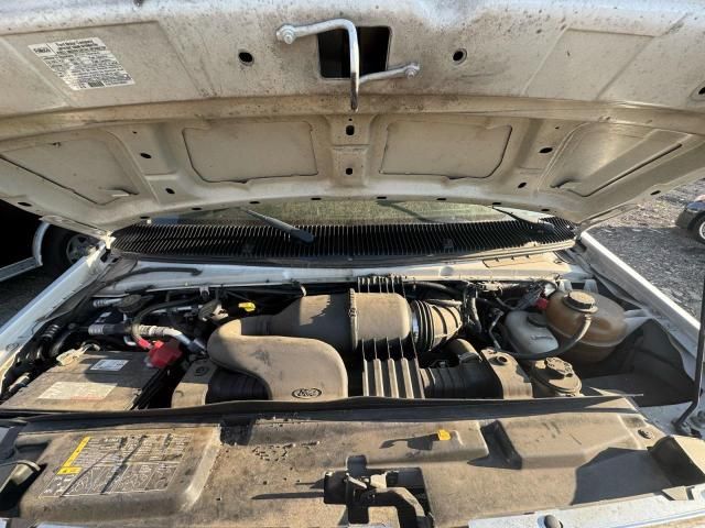 2014 Ford Econoline E450 Super Duty Cutaway Van