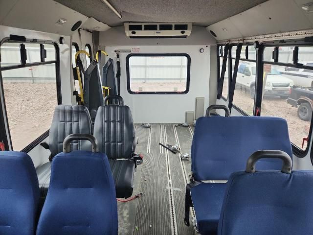 2011 Ford Econoline E450 Super Duty Cutaway Van
