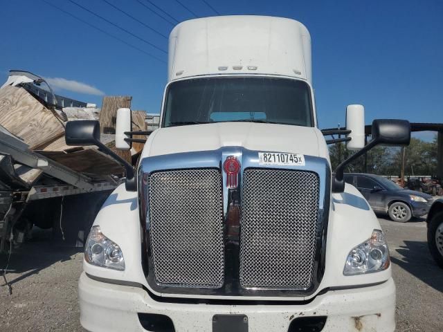 2014 Kenworth T680 Semi Truck