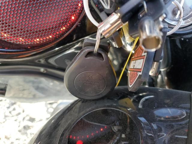 2011 Harley-Davidson FLHXSE2