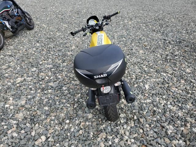 2022 Moto Guzzi V7 Stone