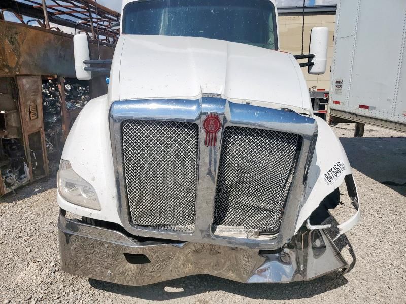 2016 Kenworth Construction T680