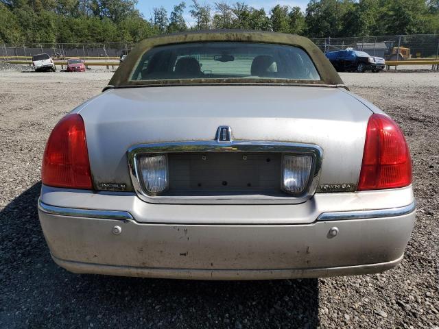 2003 Lincoln Town car Signature