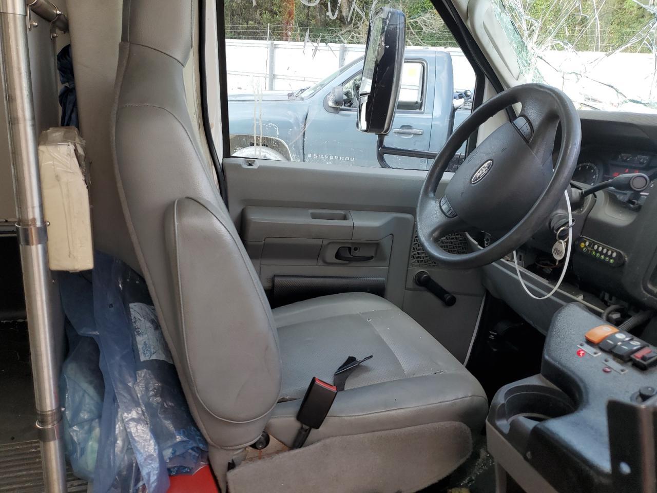 2019 Ford Econoline E450 Super Duty Cutaway Van