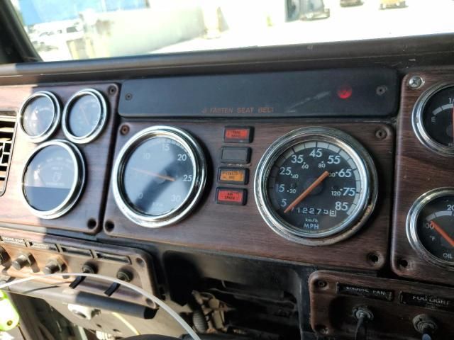 2001 Freightliner Convention Semi Truck