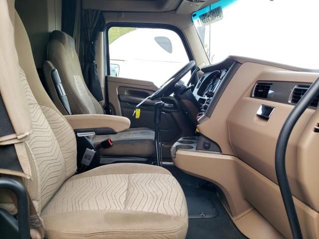 2016 Kenworth T680 Semi Truck
