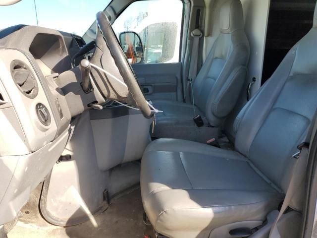 2014 Ford Econoline E350 Super Duty Cutaway Van