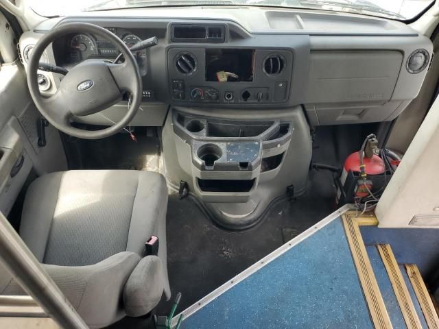 2014 Ford Econoline E450 Super Duty Cutaway Van